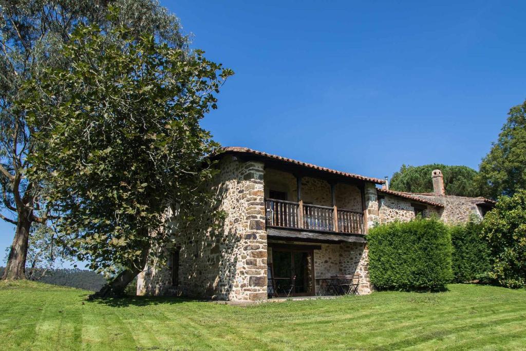 LinaresCasa de Aldea Casa de Rubio的一座大型石头房子,上面设有一个阳台