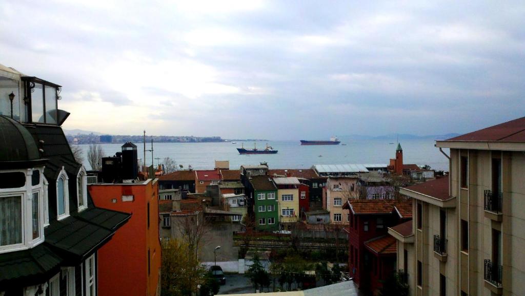 伊斯坦布尔阿哥拉宾馆的水面上乘船的城市景观