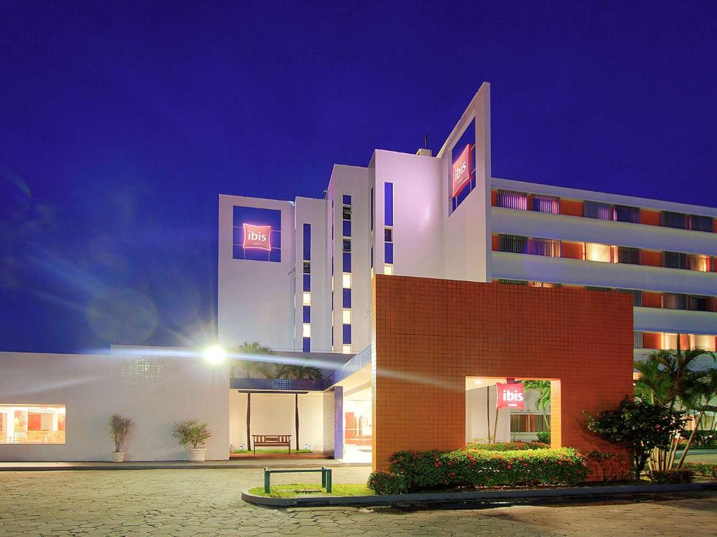 马瑙斯马瑙斯宜必思酒店的夜间有灯的酒店大楼