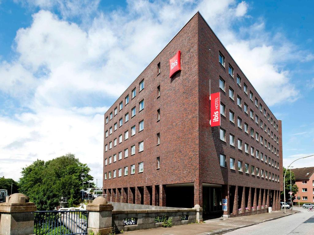 汉堡汉堡阿拉斯特瑞宜必思酒店的一座大砖砌建筑,上面有红色标志
