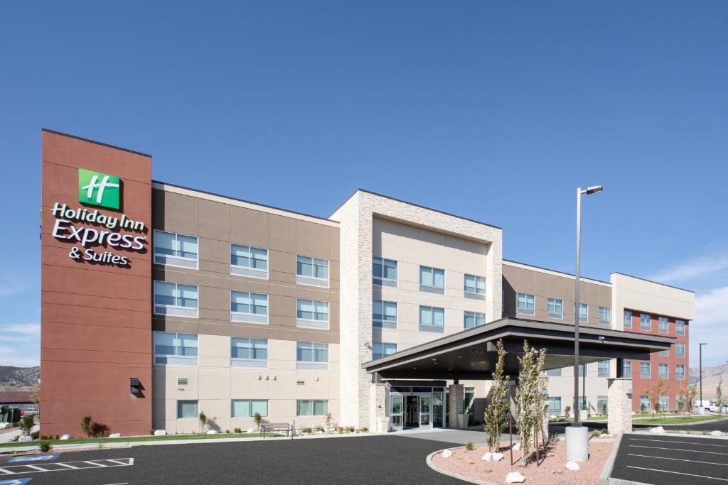 伊利Holiday Inn Express & Suites - Ely, an IHG Hotel的一座医院的建筑形象