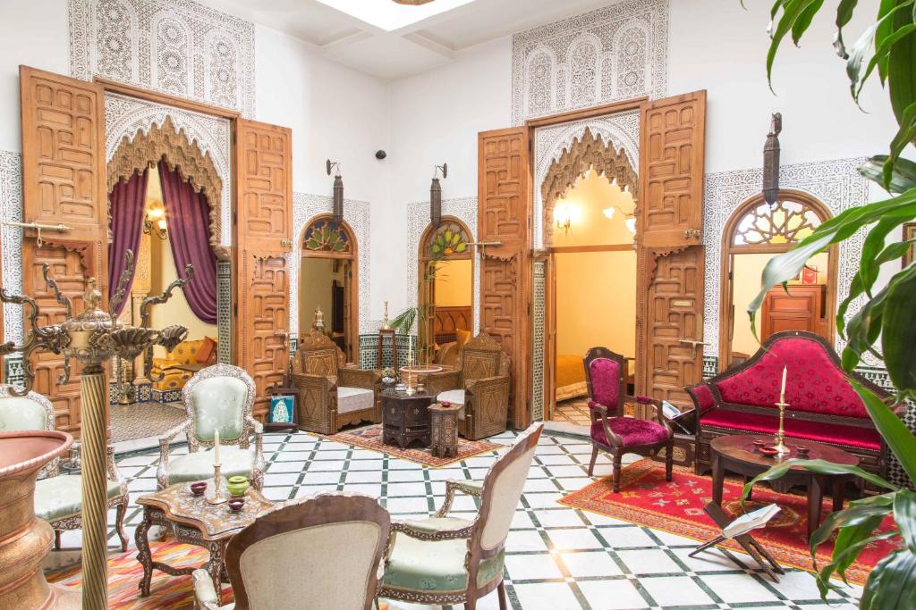 拉巴特卡巴莱歌舞表演摩洛哥传统庭院旅馆的客厅配有椅子和桌子
