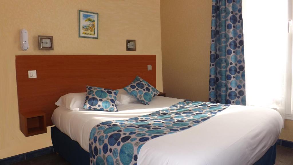 巴黎达拉普利斯德斯阿尔卑斯酒店的一间卧室设有一张床和一个窗口