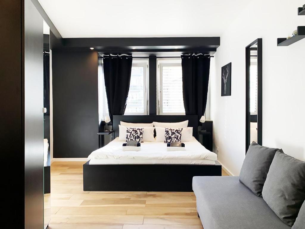 杜塞尔多夫BLK Hostel的黑白卧室配有床和沙发