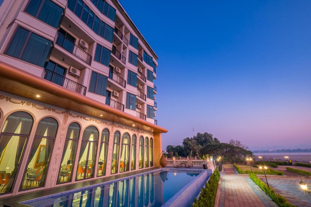 那空拍侬府Mekong Heritage Hotel的大楼前设有游泳池的酒店