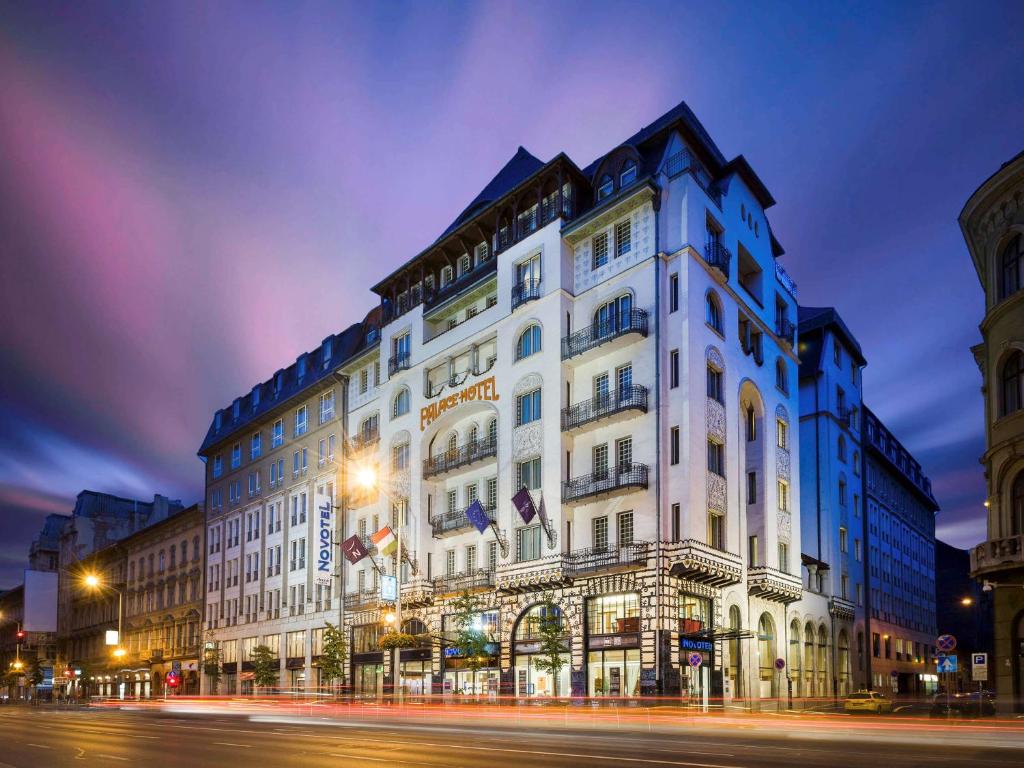 布达佩斯布达佩斯珊特穆诺富特酒店的夜行的街道上一座白色的大建筑