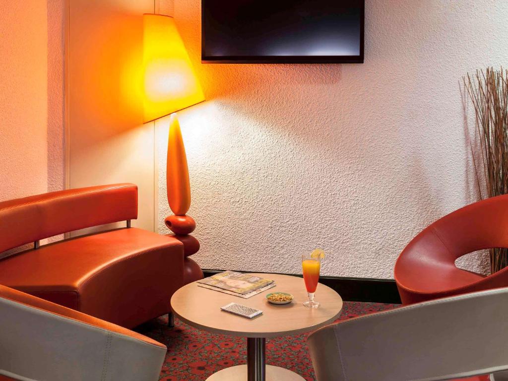 欧什宜必思奥赫酒店的酒店客房配有桌椅和灯具。