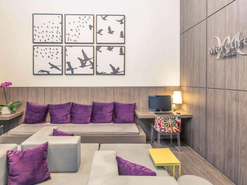 圣保罗圣保罗莫埃马美居酒店的客厅配有紫色枕头和沙发