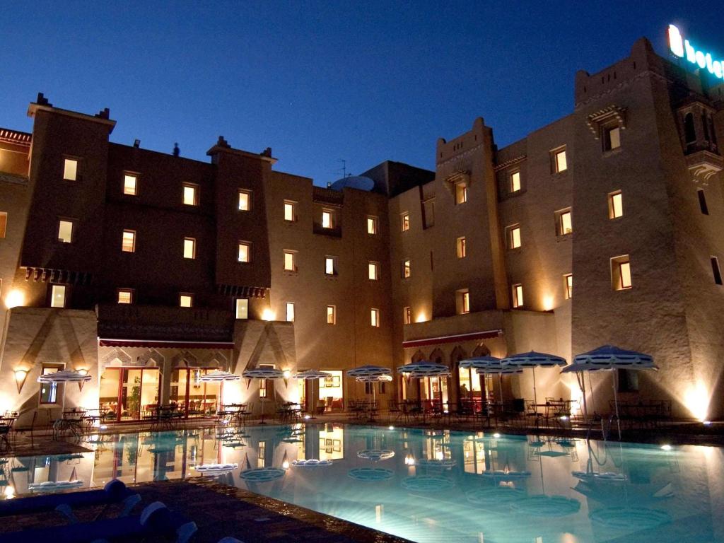 瓦尔扎扎特瓦尔扎扎特宜必思酒店的一座大型建筑,在晚上设有大型游泳池