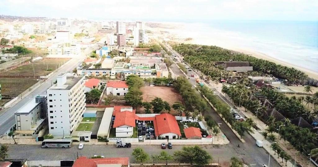 福塔莱萨Hotel Praia do Futuro的城市与海滩的空中景观