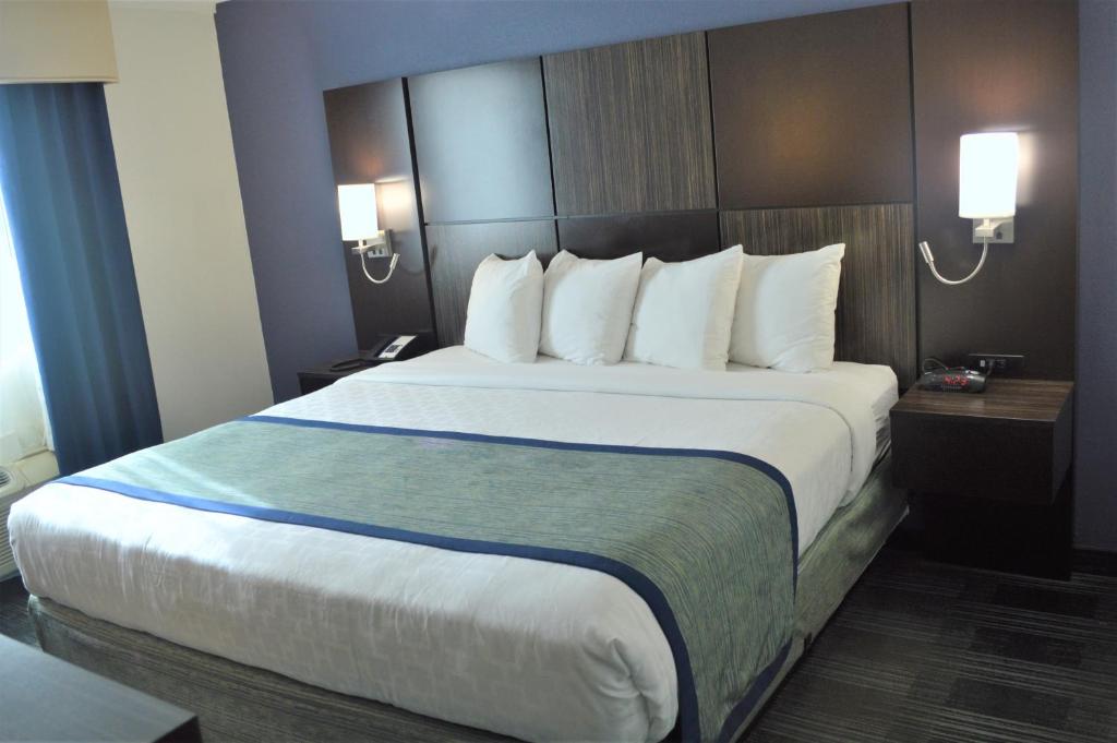 法尔茅斯法尔茅斯酒店的一间位于酒店客房内的带大床的卧室