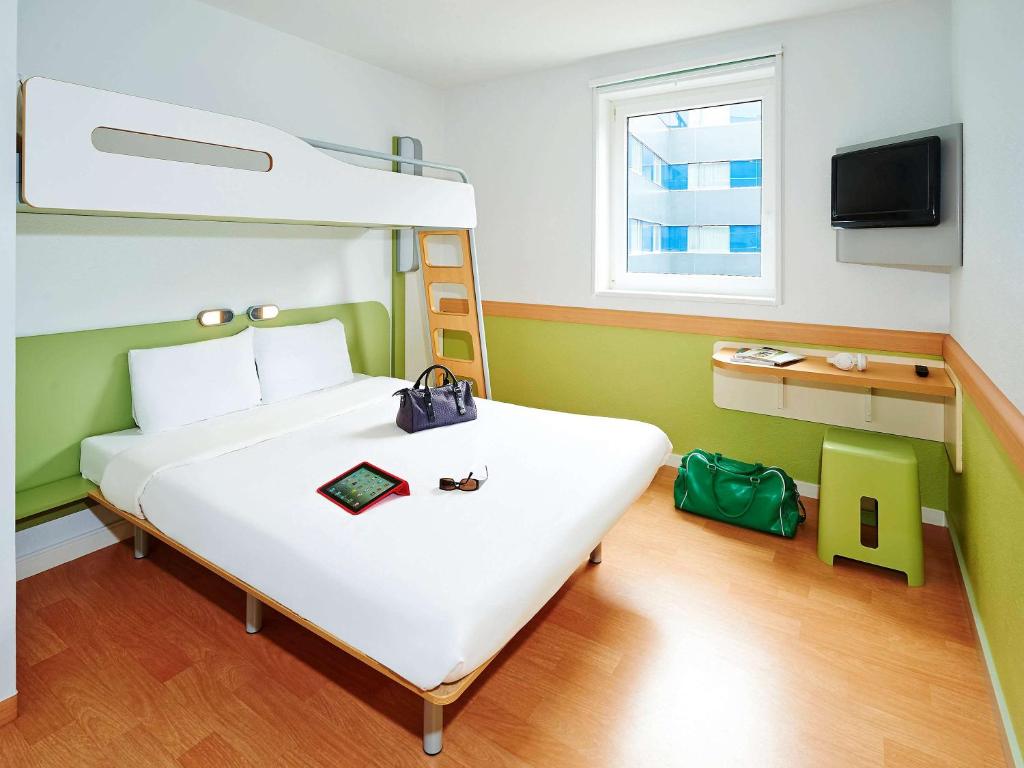 图尔旅游中心会议中心宜必思快捷酒店的一间卧室配有一张床和一张双层床。