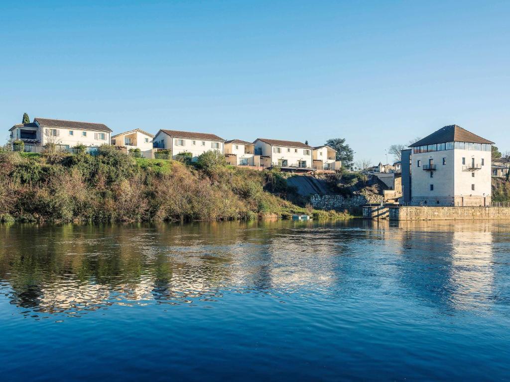 洛特河畔的维伦纽夫洛特河畔的维伦纽夫水银酒店的享有河流美景,设有房屋和建筑