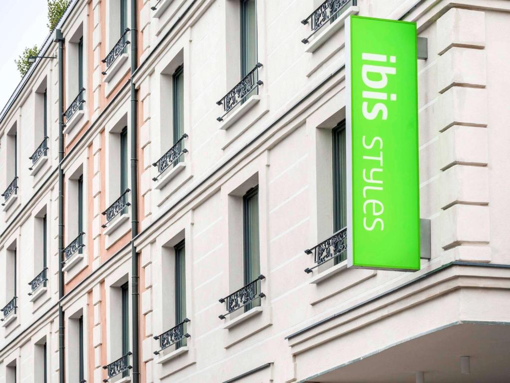 克拉马克拉马尔巴黎火车站宜必思尚品酒店的建筑物一侧的绿色标志