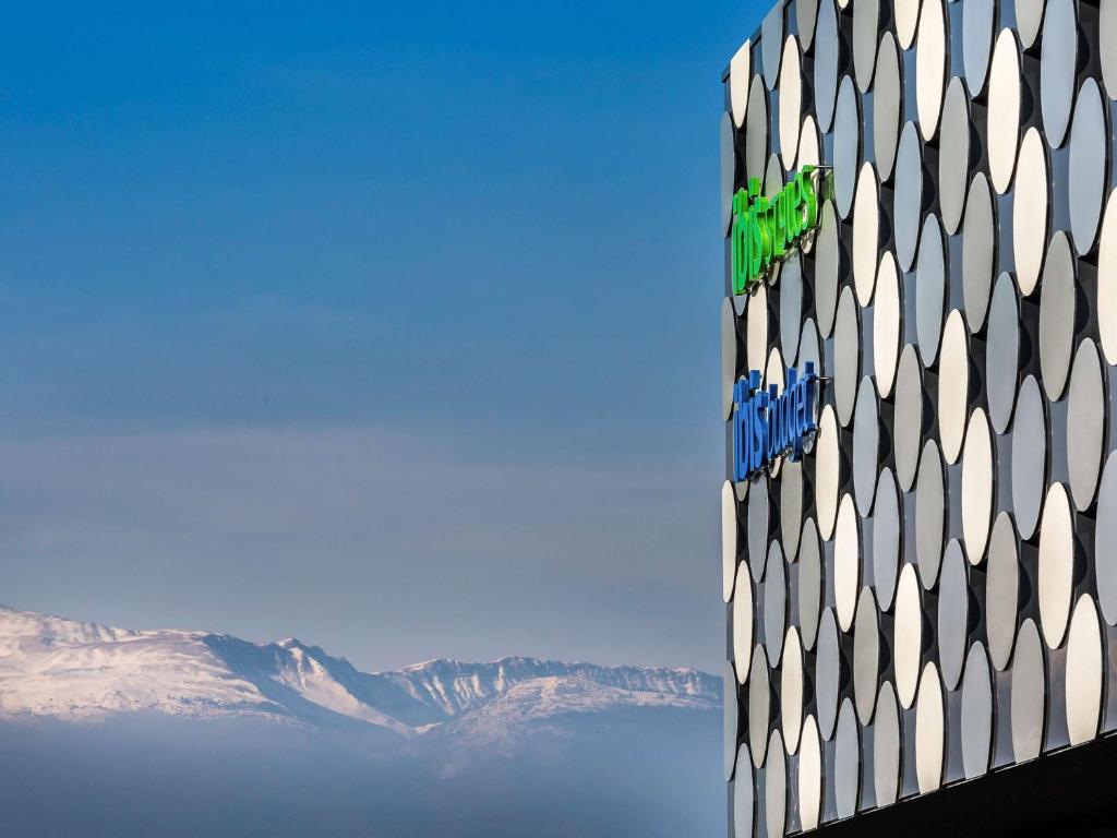 日内瓦日内瓦帕尔展览中心机场宜必思尚品酒店的山 ⁇ 的建筑的 ⁇ 染