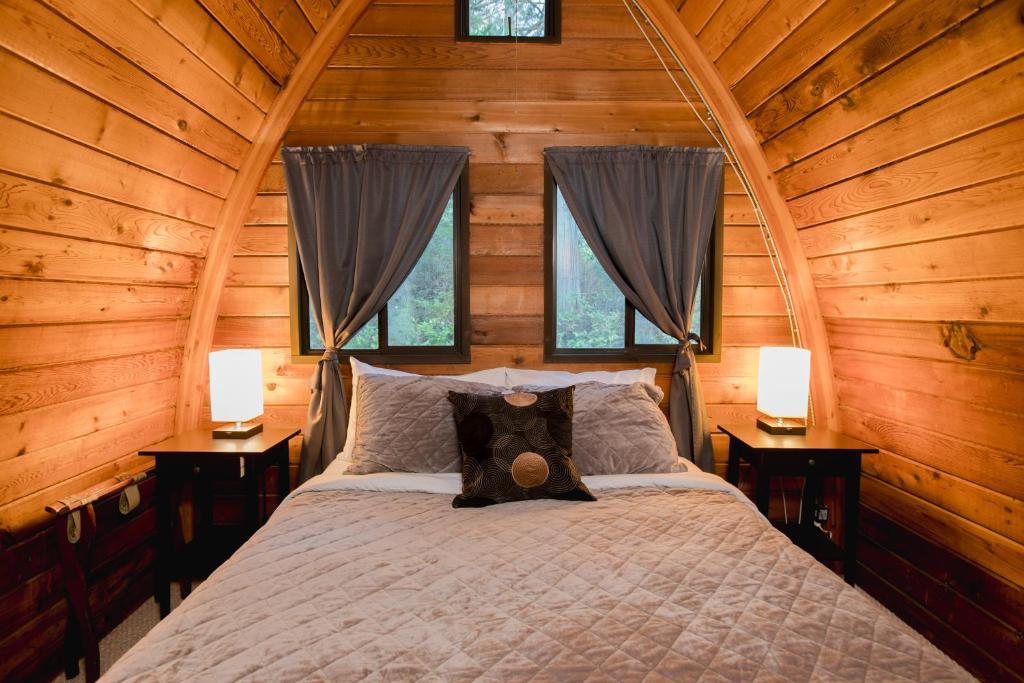 Egmont巴可迪度假村及码头的小木屋内一间卧室,配有一张床