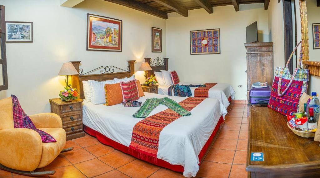 危地马拉安地瓜Hotel Meson del Valle by AHS的一间卧室配有一张床和一把椅子