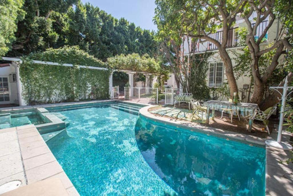 洛杉矶贝弗利山名人之家别墅的房屋前的游泳池