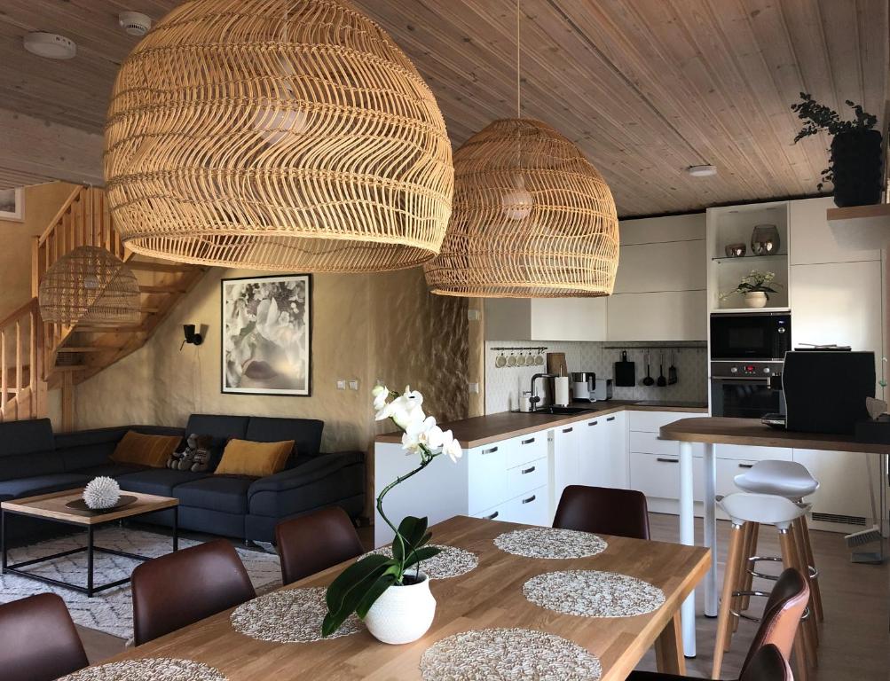哈普萨卢Väike-Mere Villa的厨房以及带桌椅的起居室。