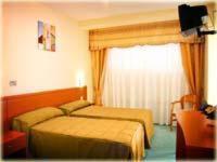 阿尔泰霍拉斯维尼亚斯酒店的酒店客房设有两张床和窗户。