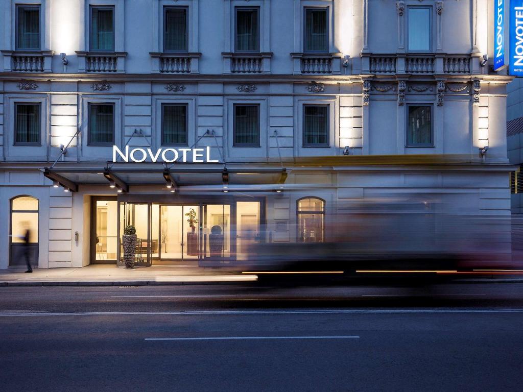维也纳维也纳诺富特酒店的建筑前方有创新标志的建筑