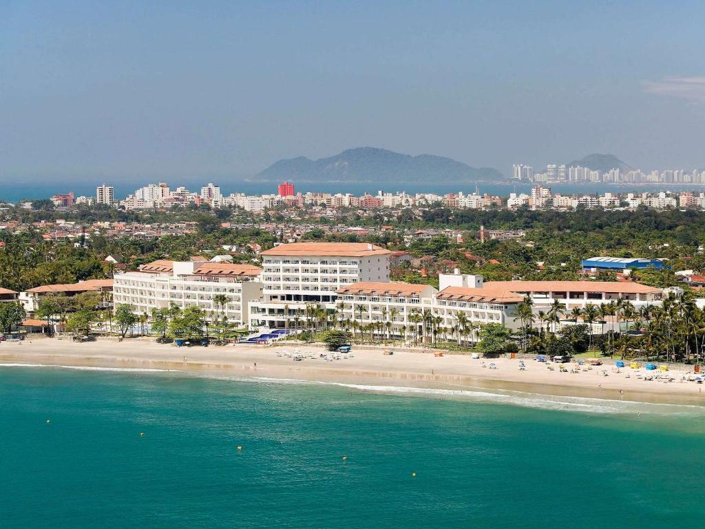 瓜鲁雅Hotel Jequitimar Guaruja Resort & Spa by Accor - Ex Sofitel的享有海滩、建筑和大海的景色