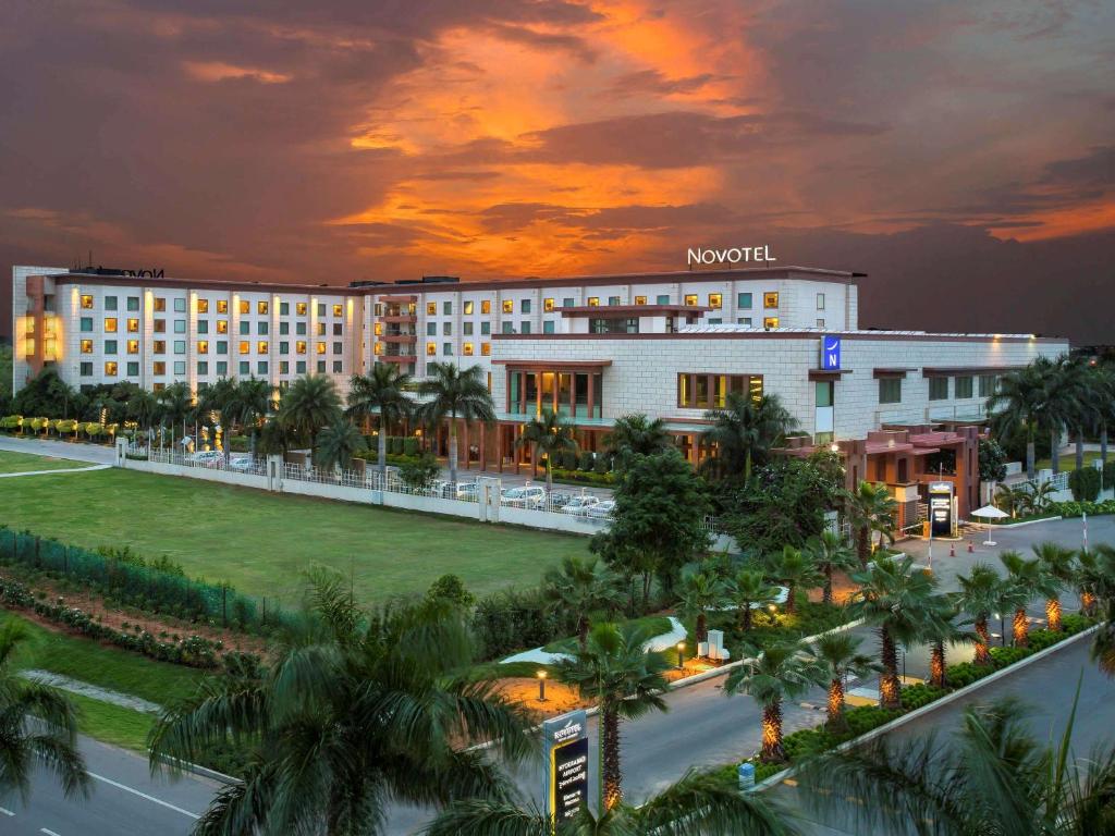 海得拉巴海得拉巴机场诺富特酒店的日落时分酒店 ⁇ 染毫克