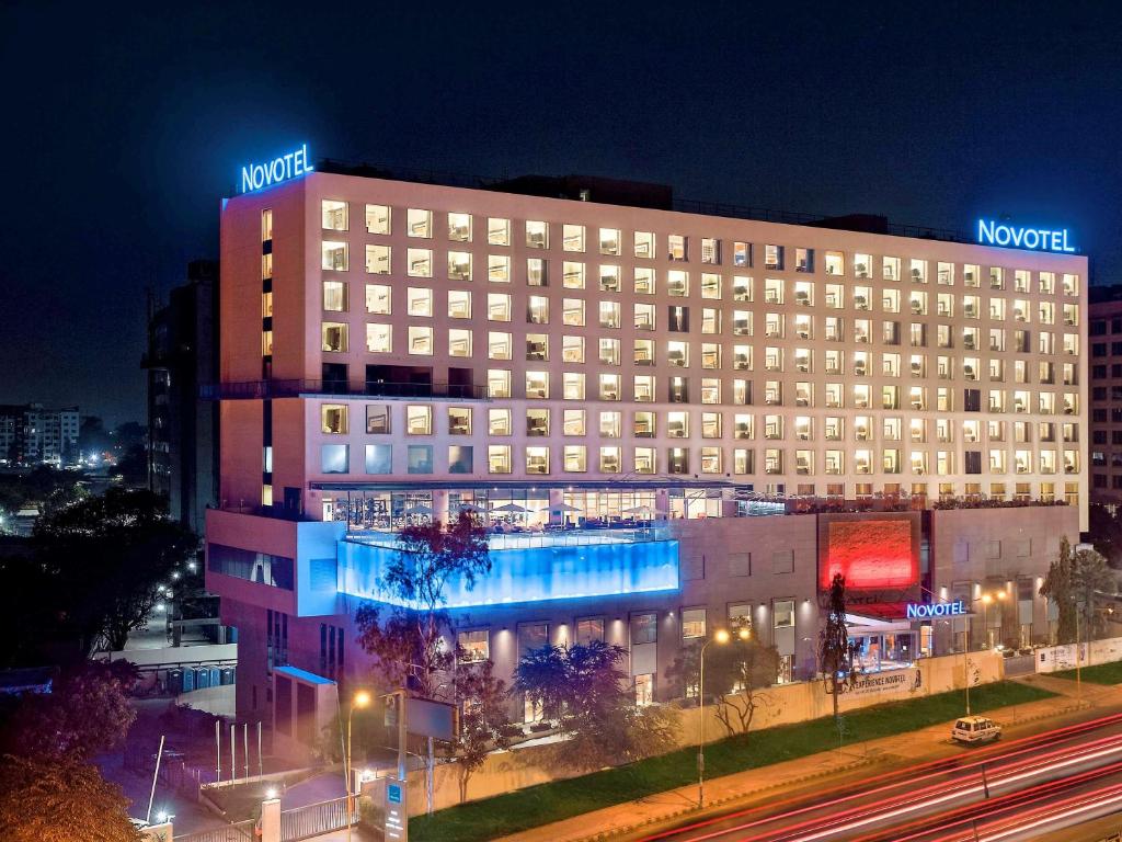 浦那普纳维曼娜格路诺沃酒店的夜间有灯的旅馆