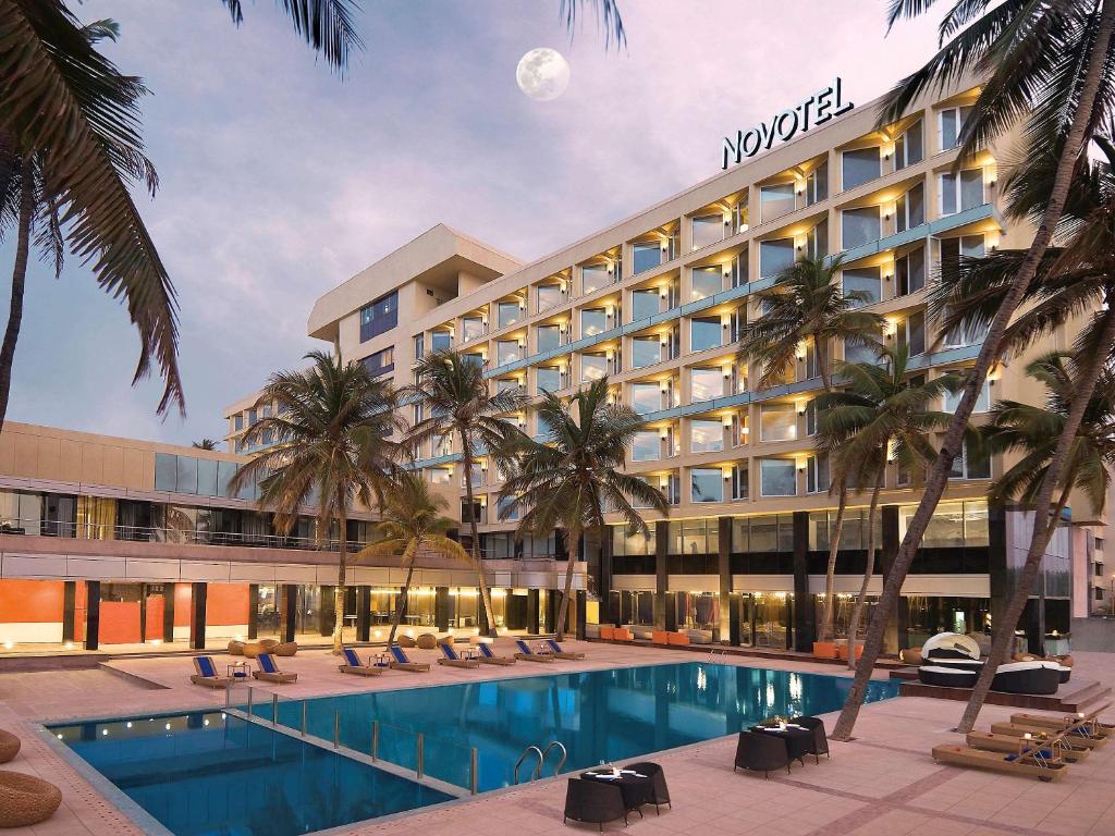 孟买孟买珠瑚海滩诺富特酒店的 ⁇ 染酒店,带游泳池