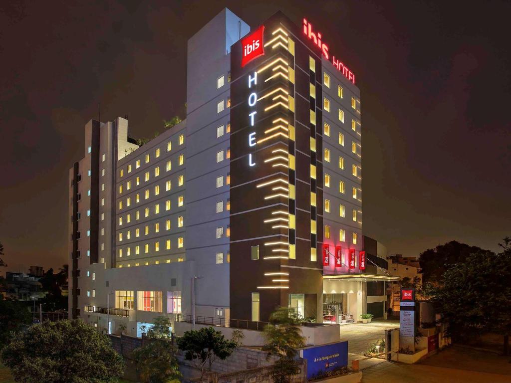 班加罗尔ibis Bengaluru City Centre - An Accor Brand的一座有灯的建筑,上面有酒店标志