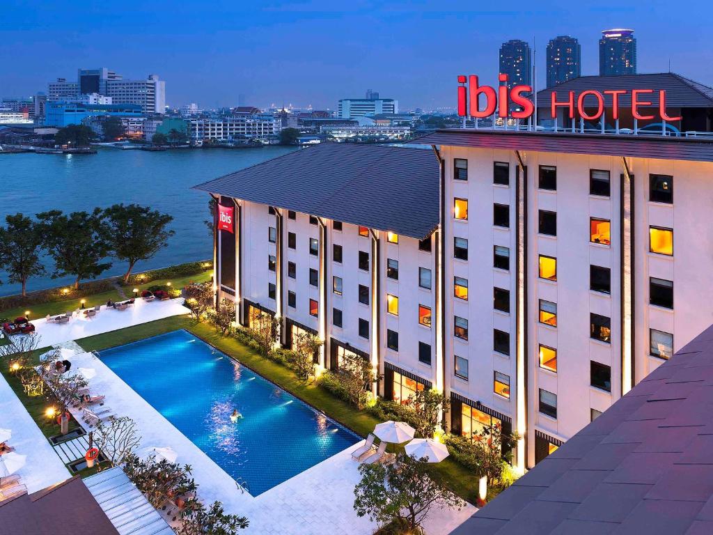 宜必思曼谷河畔酒店内部或周边泳池景观