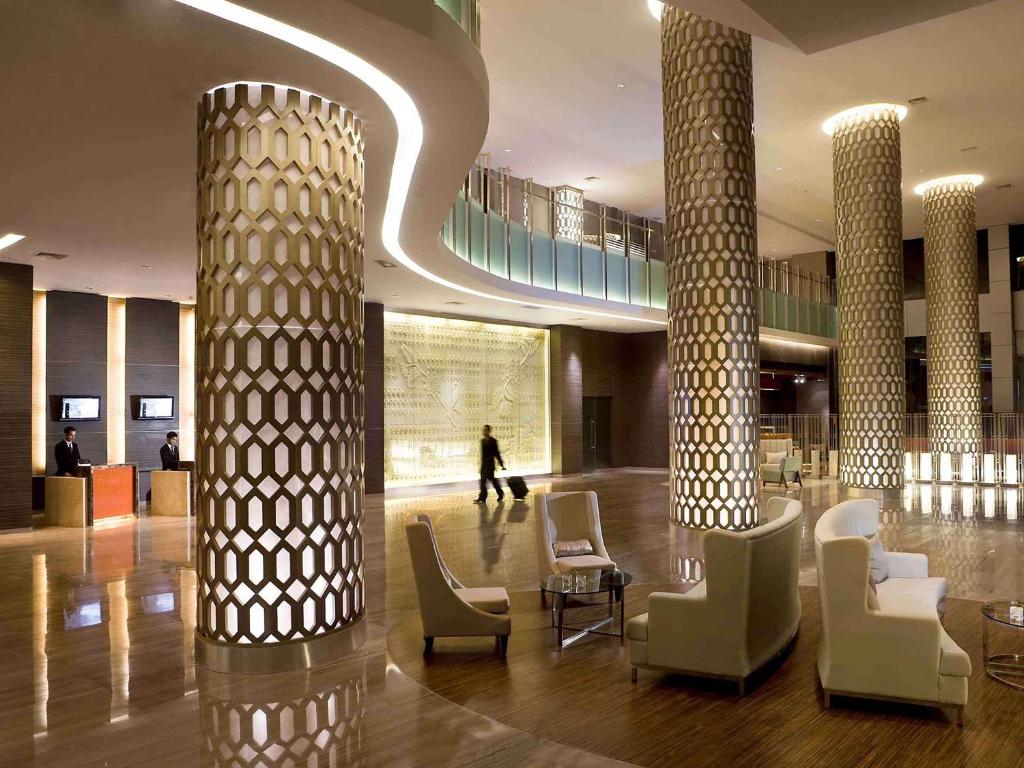 邦加槟港邦加岛诺富特酒店及会议中心的大厅,在大楼里摆放柱子和椅子