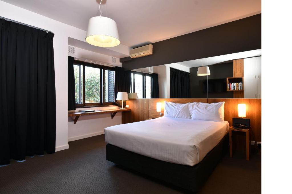 珀斯蒙特街河景酒店的酒店客房设有床和窗户。