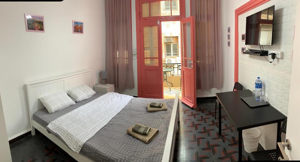 海法GuestHouse COMFY - separate rooms in the apartment for a relaxing holiday的一间卧室配有一张床,上面有两条毛巾