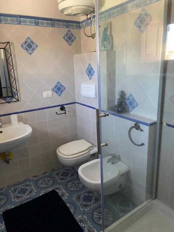 斯特龙博利Casa Augusta的浴室配有卫生间、盥洗盆和淋浴。