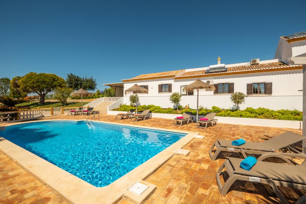 图内什Casa Katarina - Private Villa - Heated pool - Free Wifi - Air Con的一座带游泳池和房子的别墅