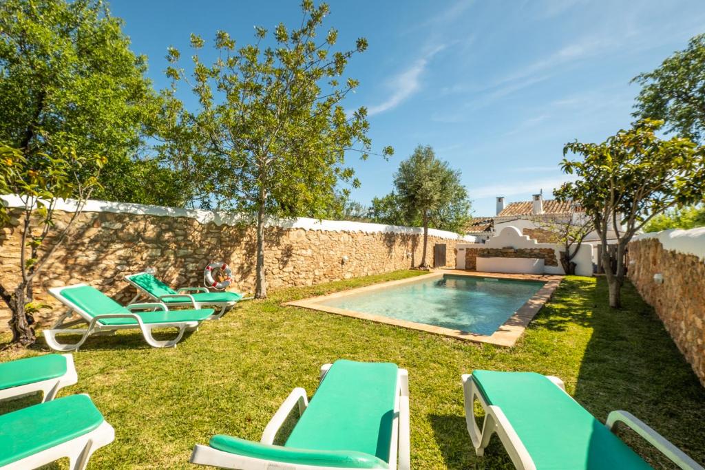 图内什Villa Monte Algarvio - Private Heated Pool - wifi的一个带躺椅的后院和游泳池