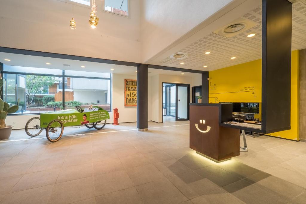 Apparthotel Le Hüb Grenoble的电视和&#47;或娱乐中心