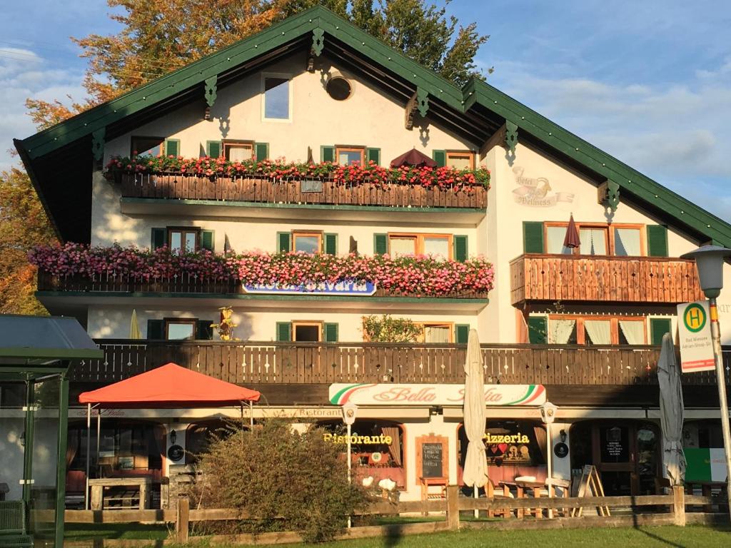 巴特维塞巴伐利亚酒店的一座在阳台上种满鲜花的建筑