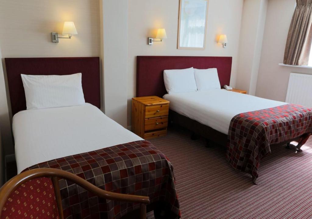 吉林汉姆查尔斯国王酒店的酒店客房 - 带两张床