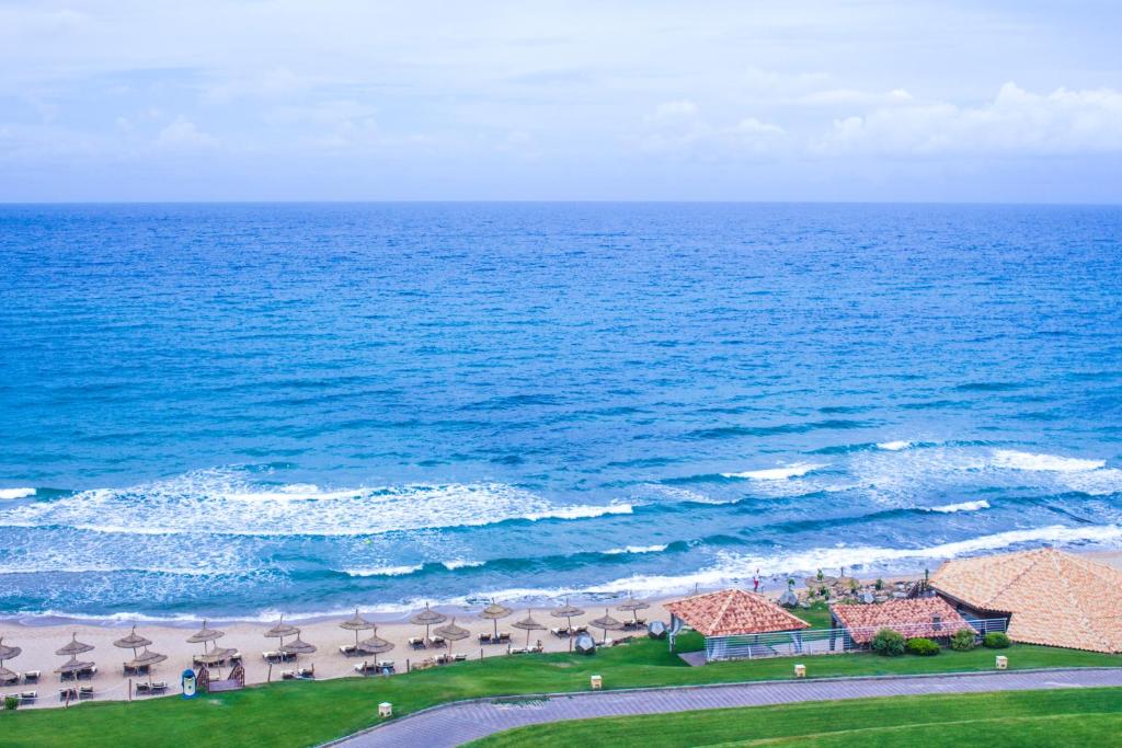 塔巴卡塔巴卡西加尔酒店 的享有海滩的空中景致,配有遮阳伞和海洋