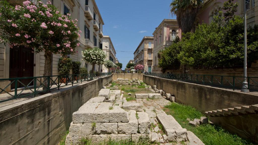 锡拉库扎varcOrtigia Bed and Breakfast的街道中央的古代遗迹
