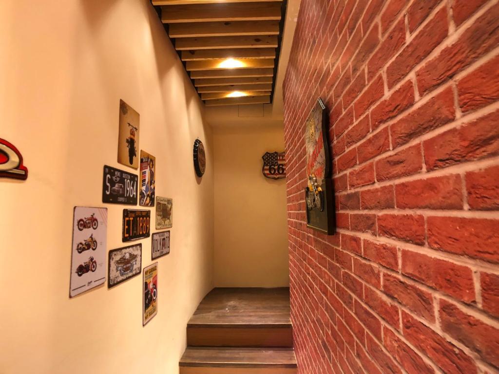 台中市斜角背包客栈的走廊上设有砖墙和楼梯