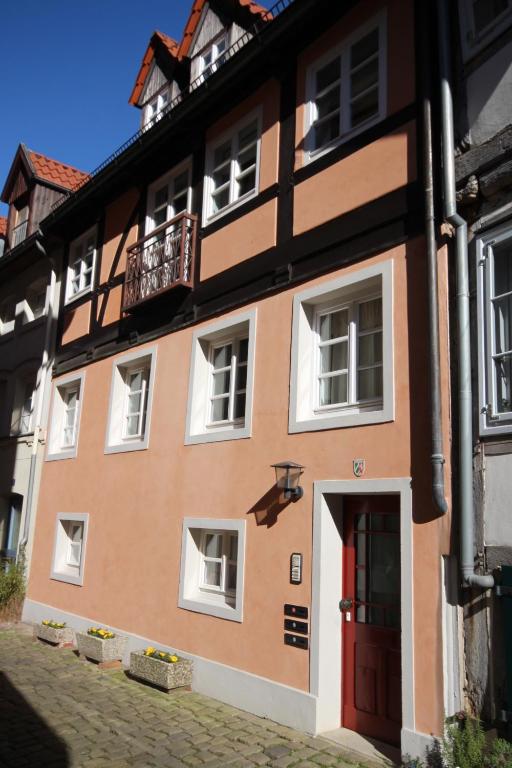 代特莫尔德Wohnen auf der historischen Stadtmauer im Herzen von Detmold的橙色和白色的建筑,有红色的门