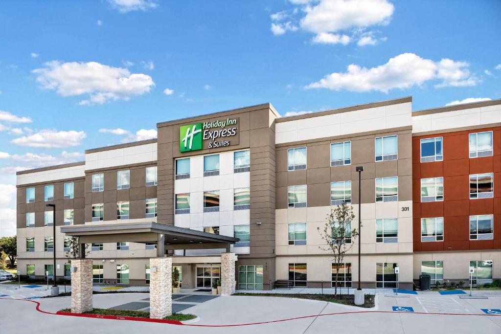 圆石城Holiday Inn Express & Suites Round Rock Austin North, an IHG Hotel的医院建筑的形象