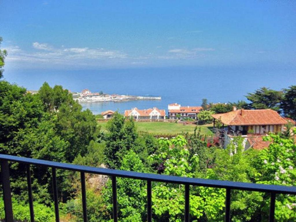 柯米拉斯Hotel Arha Mar Comillas的阳台享有海景。