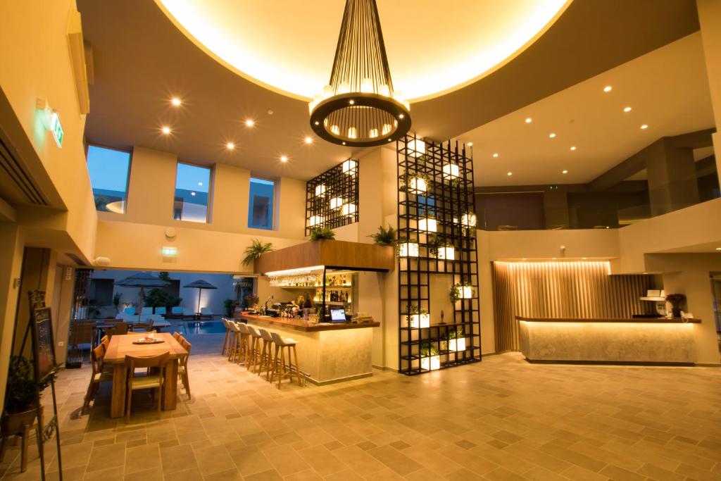 卡尔帕索斯Parasol Luxury Hotel & Suites Adults Only的一间带桌子和酒窖的用餐室