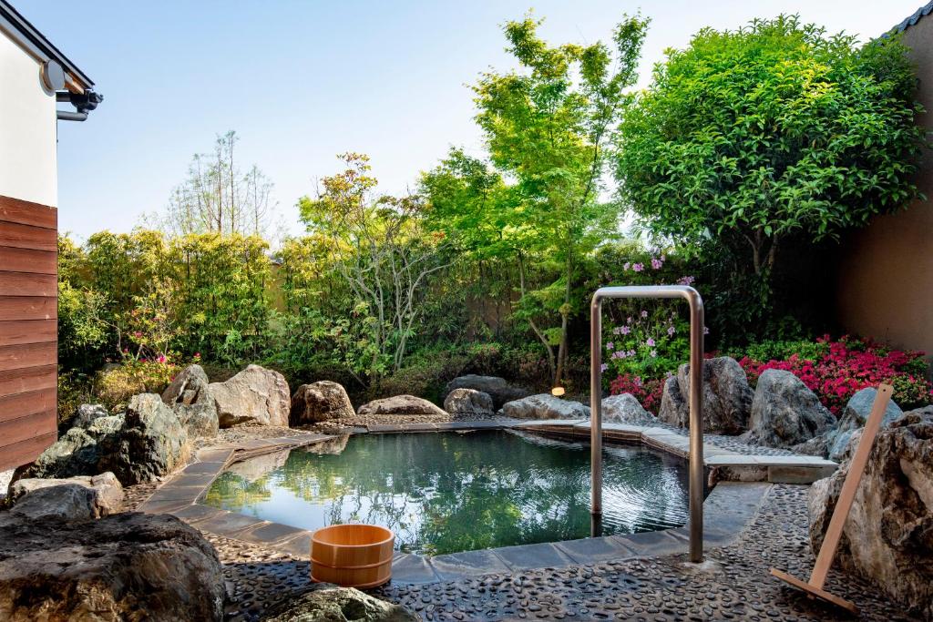 别府神和苑 旅馆的一座带岩石的花园中的小型游泳池