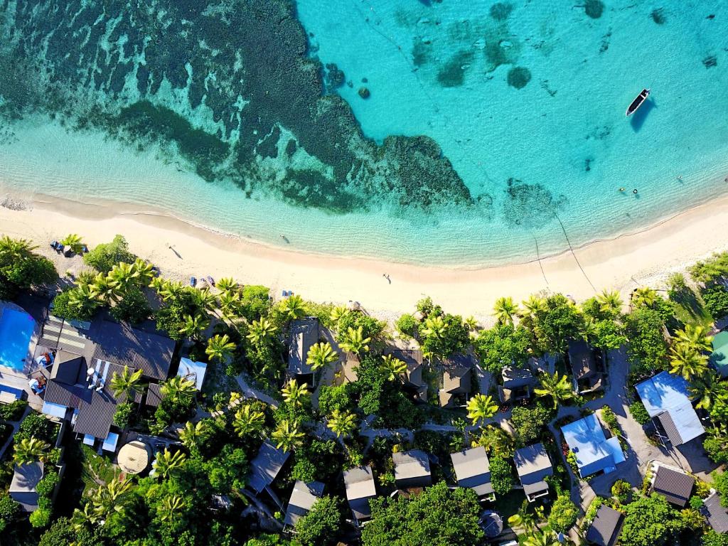 纳库拉岛蓝礁湖海滩度假酒店的享有海滩和海洋的空中景致