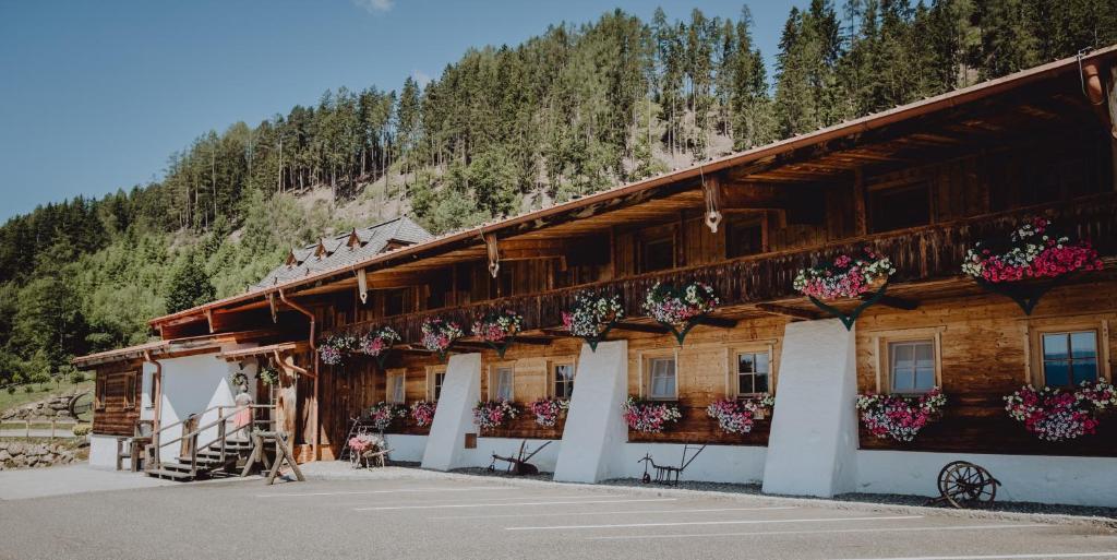 Sankt Lorenzen im MürztalRoanwirt的花朵边的建筑